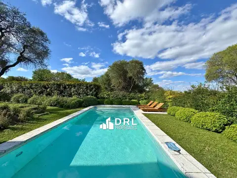 Casa en Venta con 2 cocheras