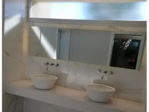 Casa en Venta con 4 cocheras