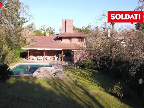 Amplia casa con 3 suites, family y pileta climatizada en Highland Park