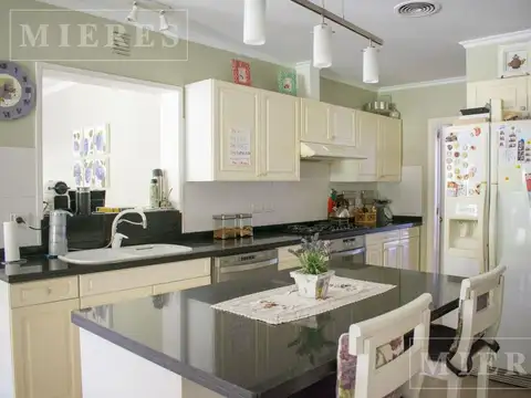 Muy linda casa en venta en el Barrio La Lomada