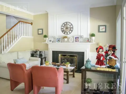 Casa 8 ambientes con 4 baños