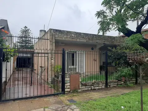 Casa en venta 4 ambientes en Castelar a reciclar