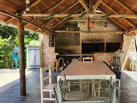 VENTA CASA 5 AMBIENTES PARQUE PISCINA TORTUGUITAS