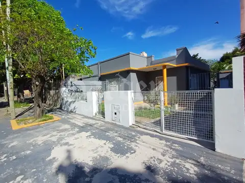 Casa de 4 ambientes en venta. Cochera pasante. 3 Dormitorios. Baño. Toilette. Parque. Posesion inmediata