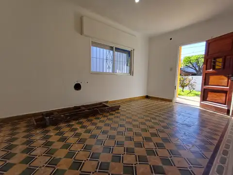 Casa de 4 ambientes en alquiler. Cochera pasante. 3 Dormitorios. Baño. Toilette. Parque. Posesion inmediata