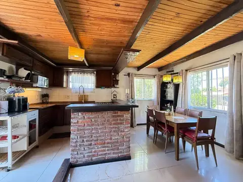 Venta de 2 casas en Lagomar con amplio terreno