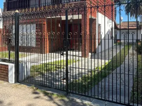HERMOSA CASA EN CRUCE CASTELAR