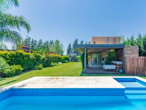 Venta-Casa de 3 dormitorios, pileta y jardín- Puerto Roldán