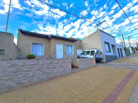Casa 4 amb. seminueva de menos de 10 años - 2 Baños - Cochera - 330Mts2 - B. Estación Tandil