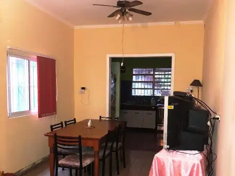 Casa para inversor o dos familias.-