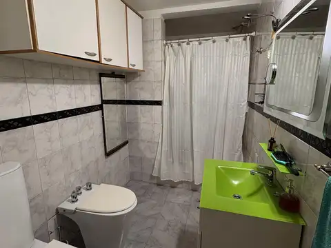 Casa en venta + local en zona comercial en Monte Grande