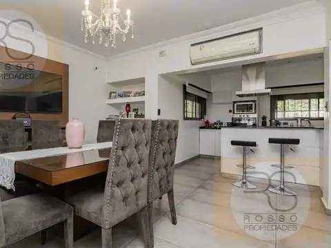 Casa 4 ambientes con 2 baños
