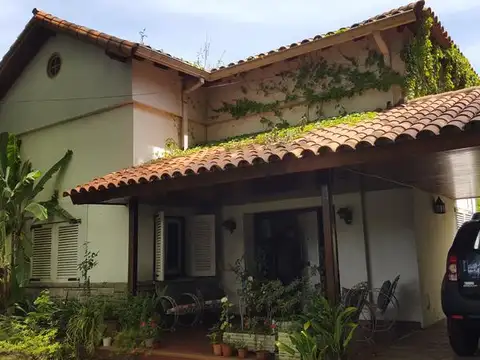 Clásico Chalet centrico en Adrogué