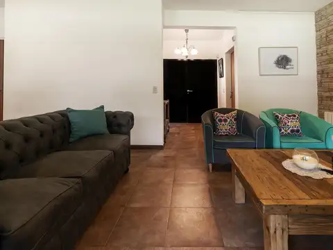 Casa en Venta con 2 cocheras