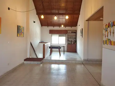 Casa 8 ambientes con 4 baños