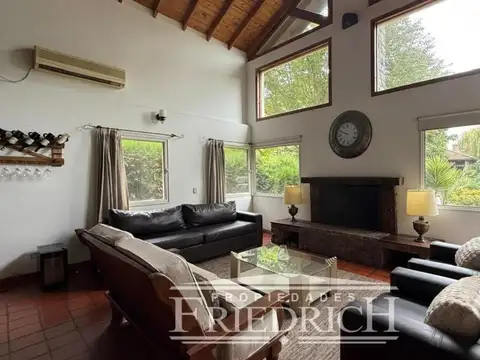 Casa 4 ambientes con 2 baños