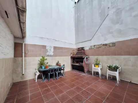 Venta casa 4 amb. c/doble cochera, dos patios y terraza