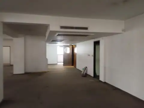 Oficina 8 ambientes con 4 baños