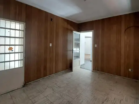 Casa en alquiler de dos dormitorios, patio, parrillero, barrio Bella Vista.