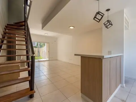 VENTA- TRIPLEX EN PILAR- PATIO Y PARRILLA