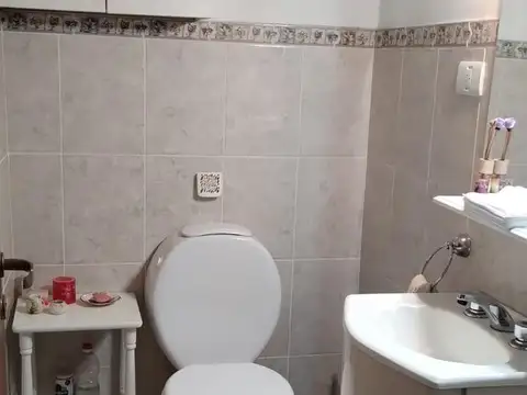 Local en  zona comercial. Sin expensas. Apto todo rubro.