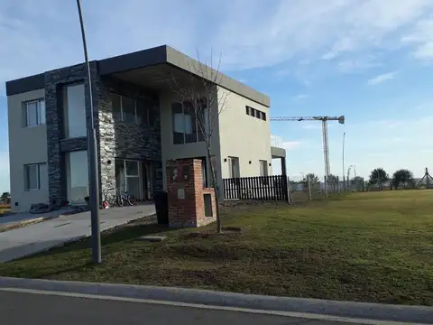 Venta de  casa en  Araucarias, Puerto del Lago, Escobar.