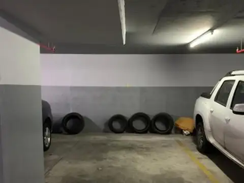 Cochera cubierta c/porton a control remoto en edificio. Excelente ubicación 