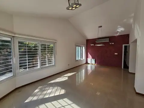 Casa en Venta con 3 cocheras