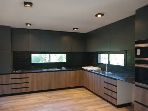 Casa 8 ambientes con 3 baños