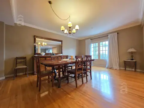Casa 8 ambientes con 3 baños