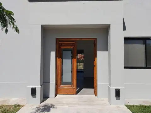 Casa 5 ambientes con 4 baños