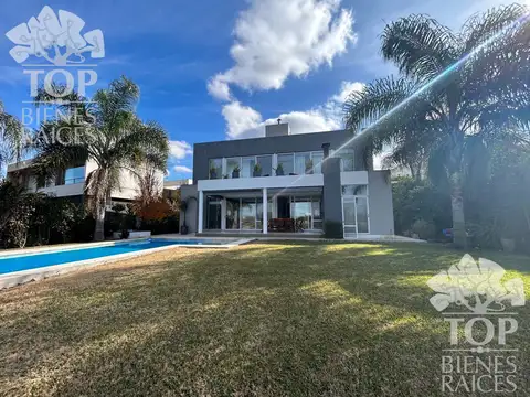 Casa en El Canton Islas a la laguna