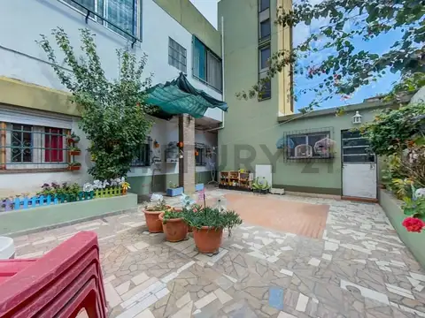 Casa 7 ambientes con 2 baños