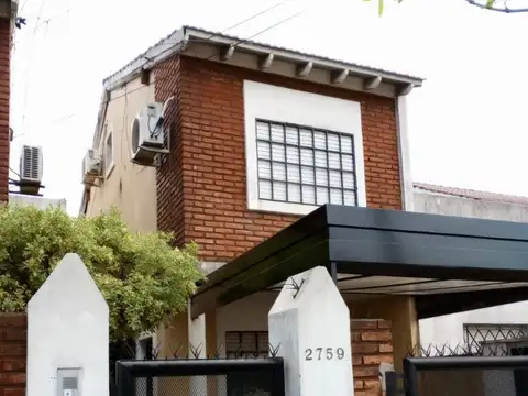 Excelente Triplex al frente con cochera cubierta en Villa Luzuriaga