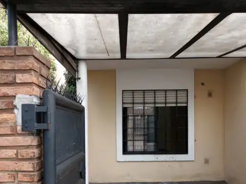 Excelente Triplex al frente con cochera cubierta en Villa Luzuriaga
