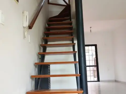 Excelente Triplex al frente con cochera cubierta en Villa Luzuriaga