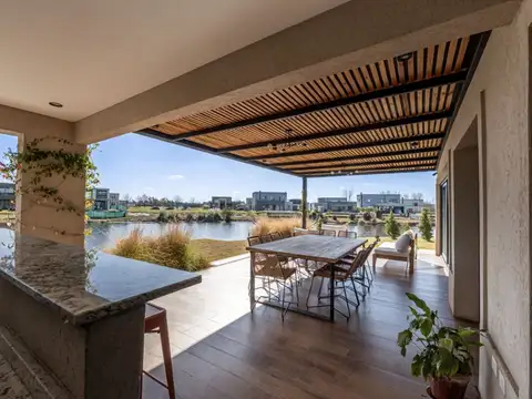 Venta-Casa 5 Amb. Vista a Laguna–El Naudir Escobar