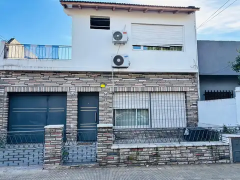 CASA EN LOTE PROPIO CON FONDO LIBRE Y PISCINA.