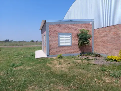 Galpón a estrenar sobre autovía Ruta 16 en venta!