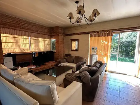 Casa 8 ambientes con 2 baños