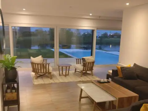 Casa 6 ambientes con 3 baños