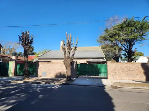 Casa en venta - 4 Dormitorios 2 Baños - 660mts2 - Ingeniero Adolfo Sourdeaux