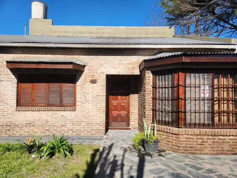 Casa en venta - 4 Dormitorios 2 Baños - 660mts2 - Ingeniero Adolfo Sourdeaux