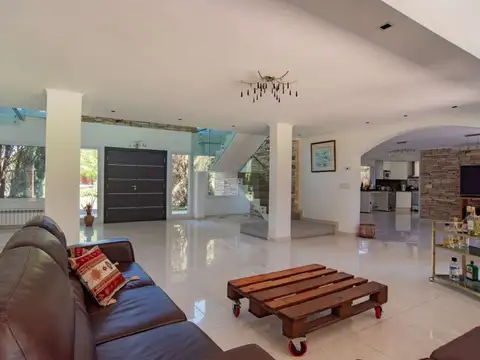 Casa en Alquiler con 2 cocheras