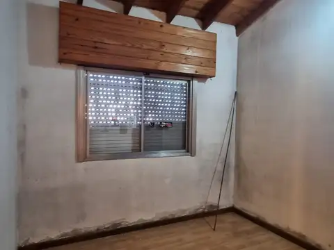 EN VENTA EN CASEROS CASA SOBRE LOTE PROPIO DE 4 AMBIENTES - FICHA 9591
