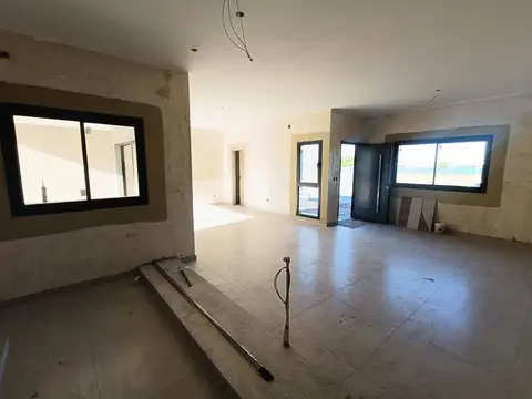 Casa 4 ambientes con 2 baños