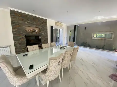 Casa 8 ambientes con 2 baños