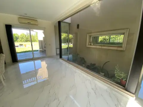 Casa 8 ambientes con 4 baños