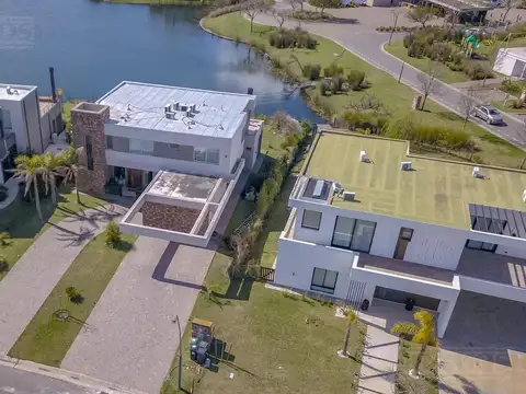 Casa en Venta con 2 cocheras