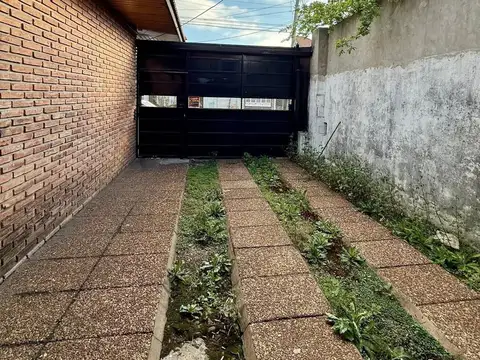 CASA CON LOCAL Y GALPON ATRAS